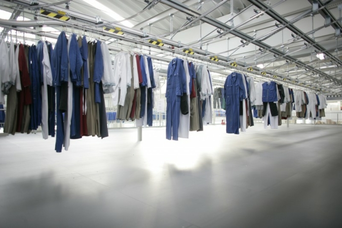 Eine moderne Förder- und Sortiertechnik ordnet eine Waschmaschinenladung nach Kunden und Träger