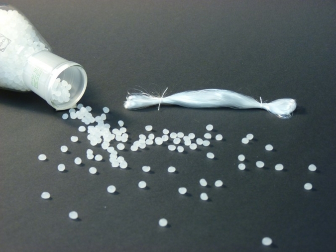 Yarn and granules from PLA Photo: ITCF Denkendorf