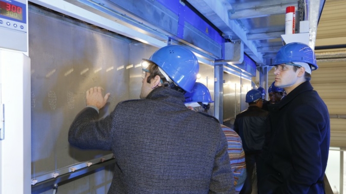 BB Engineerings guests were able to inspect the dope-dyed rPET fibres directly on the spinning machine