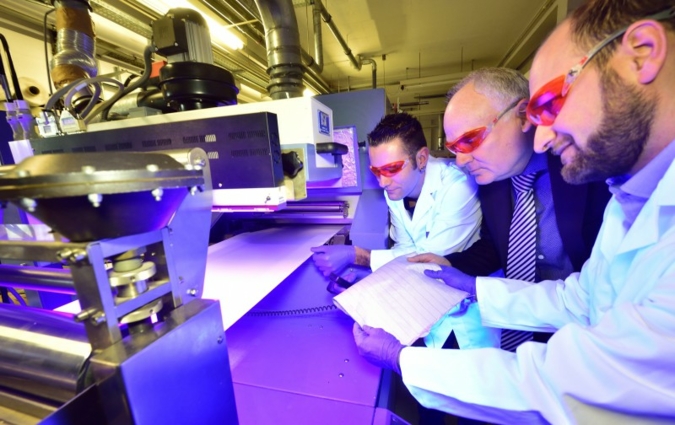 Im Bild lässt sich STFI-Direktor Andreas Berthel (M.) von seinen Mitarbeitern Yves Schwarzmann (l.) und Dr. Ralf Lungwitz Einzelheiten der Technol...