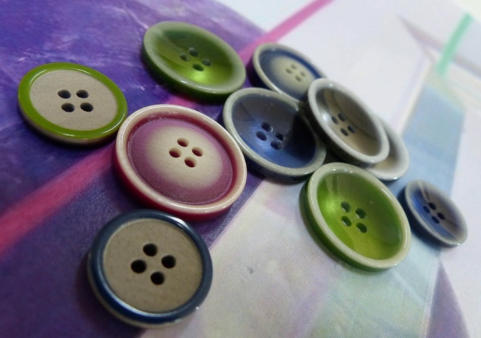 Schon durch ihre Größe und Form werden Knöpfe zu einem Blickfang. Gesehen bei Kahage-Butonia Group