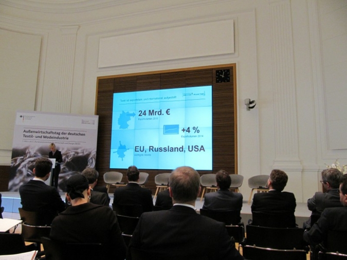 Ingeborg Neumann, Präsidentin des Gesamtverbandes textil+mode, zeigte
in ihrer Eröffnungsrede viele Beispiele Technischer Textilien auf und infor...