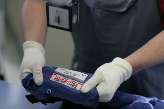 With the use of barcodes, data relevant to the clothing can be captured at all important technical points in the processing operation