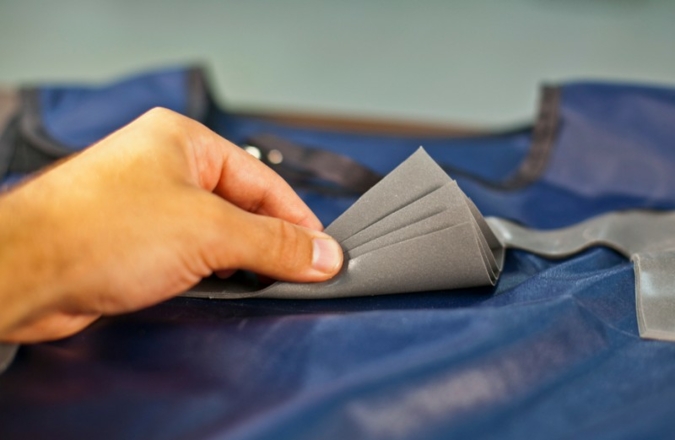 Lagenstapel automatisch zugeschnittener Teile aus mit absorbierender Schicht ausgestatteten Trägermaterials bei Burlington Medical Supplies