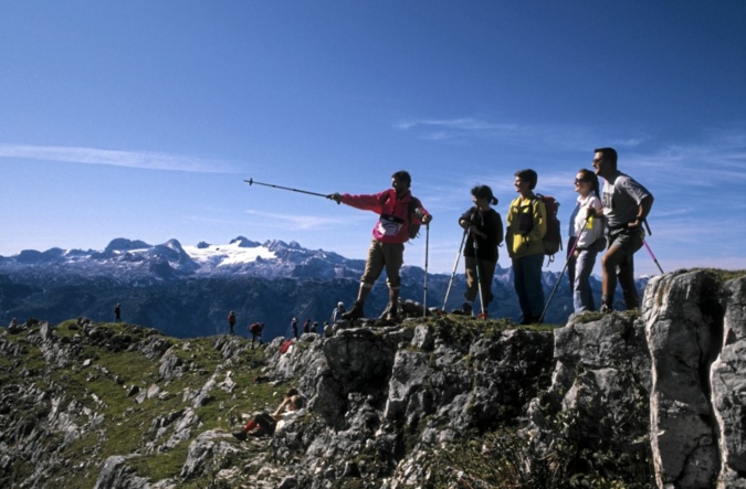 Schmutzabweisende, wasserdichte und atmungsaktive Kleidung hat einen Nachteil: diese Eigenschaften werden standardmäßig (noch) durch Fluorkohlens...