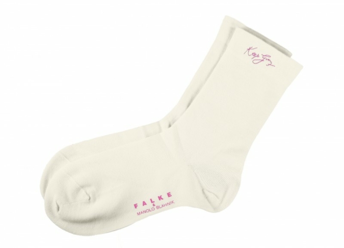 Elfenbeinfarben, bestickt mit dem Lebensmotto des Designers ‘Keep Going