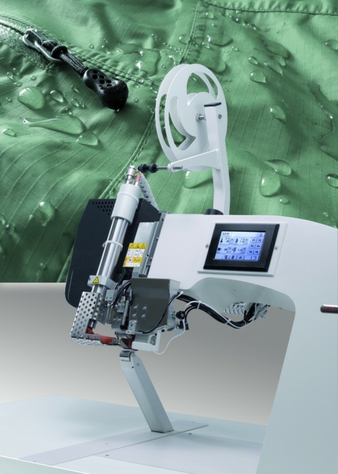 ThePfaff 8303i tape-sealing machine for the programmable sealing of seams stands for „simple and innovative“