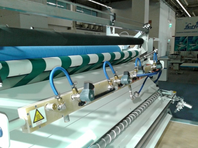 Verbesserte Passform und Maßgenauigkeit bei der Verarbeitung bi-elastischer Artikel mit Hilfe der Dampflanze Photos: Veit Gruppe