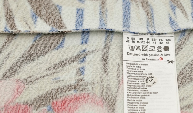 Etikett: RFID-Chips werden in das Pflegeetikett eingenäht Photo: nnattalli/Shutterstock