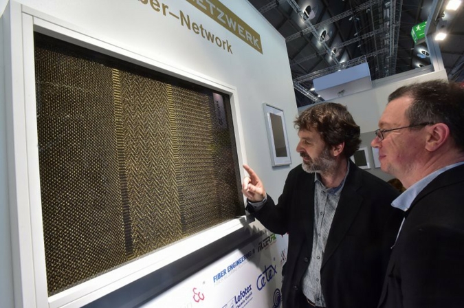 Schimmert wie Gold, die neuartigen dekorativen Bauelemente aus Basaltgewebe (Photo: Wolfgang Schmidt)