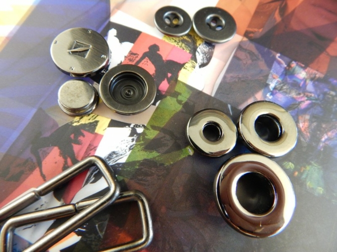 Reduzierte Styles, gerne in XXL, interpretiert YKK Stocko Fasteners für die HAKA in Gunmetal und Black Rubber