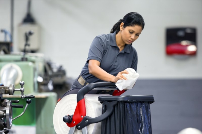 Die Anwendung moderner Reinigungstücher aus Vliesstoff ist wesentlich zeitsparender als die, herkömmlicher Lumpen oder Miettextilien
Photos: Tork