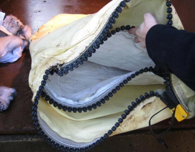 2	Kabinensack nach einem Sprengversuch in Sheffield: bombensicher und ohne Schäden (Quelle: STFI)