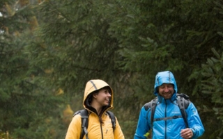 So wie es sein muss perlt das Wasser direkt von der Oberfläche der Jacke ab. Und dank der Outdry Extreme Membrantechnologie ist auch keine weitere...