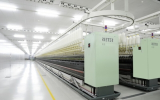 Strukturelle Massnahmen in der Produktion am Standort Winterthur. Im Bild Ring-Spinnmaschine (Photo: Rieter)