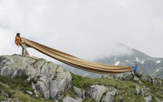 Markus und Daniel Freitag auf Stoffsuche für ihre neue Kollektion F-abric Photo: Freitag