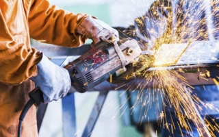 Wichtiges Einsatzgebiet des neuartigen Gewebes sind Arbeiten mit starkem Funkenflug Photos: Delcotex