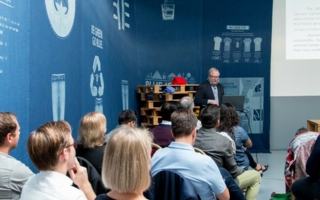 Dr. Dietrich Bock stellt die Weichen auf Zukunft!   Das Bild zeigt ihn am Rednerpult bei der Begrüßung seiner mehr als 40 Gäste, die am Workshop \