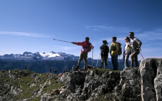 Schmutzabweisende, wasserdichte und atmungsaktive Kleidung hat einen Nachteil: diese Eigenschaften werden standardmäßig (noch) durch Fluorkohlens...