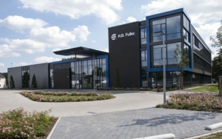 The Lüneburg Adhesive Academy is available not only for research and development but also as a training and testing centre for customers. Photos:...