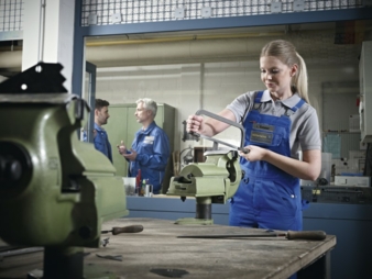 Corporate Fashion – heute wichtiger denn je. Denn das richtige Outfit sorgt für den professionellen Auftritt aller Mitarbeiter. Der textile Miet...