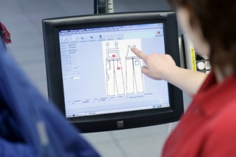 Touch screens facilitate the work of the quality control department and of the sewing room downstream where clothing is repaired