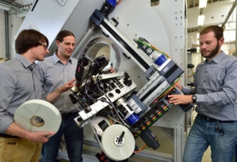 Rainer Wallasch, Ramon Tirschmann (beide IST) und Olaf Rohde (Cetex) (v.l.) bei der Besprechung zu Einzelkomponenten des eigens entwickelten neuart...