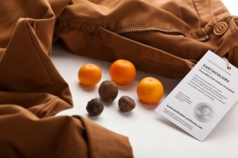 EARTHCOLORS nutzt Abfallprodukte aus der Landwirtschaft um z.B. Jeansstoff und casualwear eine satte rote, braune oder grüne Farben zu verleihen