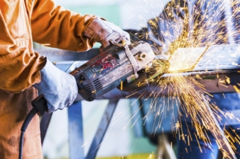 Wichtiges Einsatzgebiet des neuartigen Gewebes sind Arbeiten mit starkem Funkenflug Photos: Delcotex