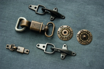 Funktionelle Karabinerhaken interpretiert Knopf und Knopf sportiv-elegant Photo: Knopf und Knopf