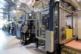 Auf der einzigartigen Pilotanlage kann Covestro seine wasserbasierten Beschichtungen auf die Verfahren seiner Kunden anpassen Photo: Covestro