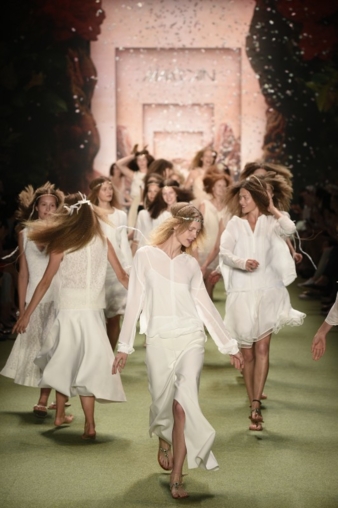 Marc Cain produziert einen großen Teil seiner Produktionskette in Europa und sorgt damit von vornherein für Transparenz. Auf der Fashion Show Ber...