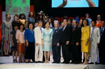 Gruppenbild Eröffnungszeremonie mit Frau Apiradi Tantraporn, Deputy Minister of Commerce, Thailand (Bildmitte)