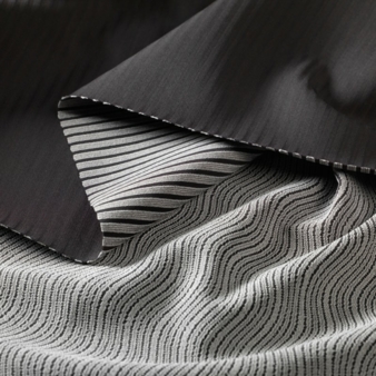 Zur sportlichen Gruppe der Ultraleichtgewichte mit Wind- und Wetterschutz gehören die neuen e3-Gamex-Polyesterqualitäten in Uni oder verschiedene...