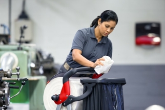 Die Anwendung moderner Reinigungstücher aus Vliesstoff ist wesentlich zeitsparender als die, herkömmlicher Lumpen oder Miettextilien
Photos: Tork